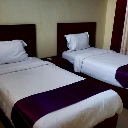 Hotel Manggala Syariah Pacitan Esterno foto